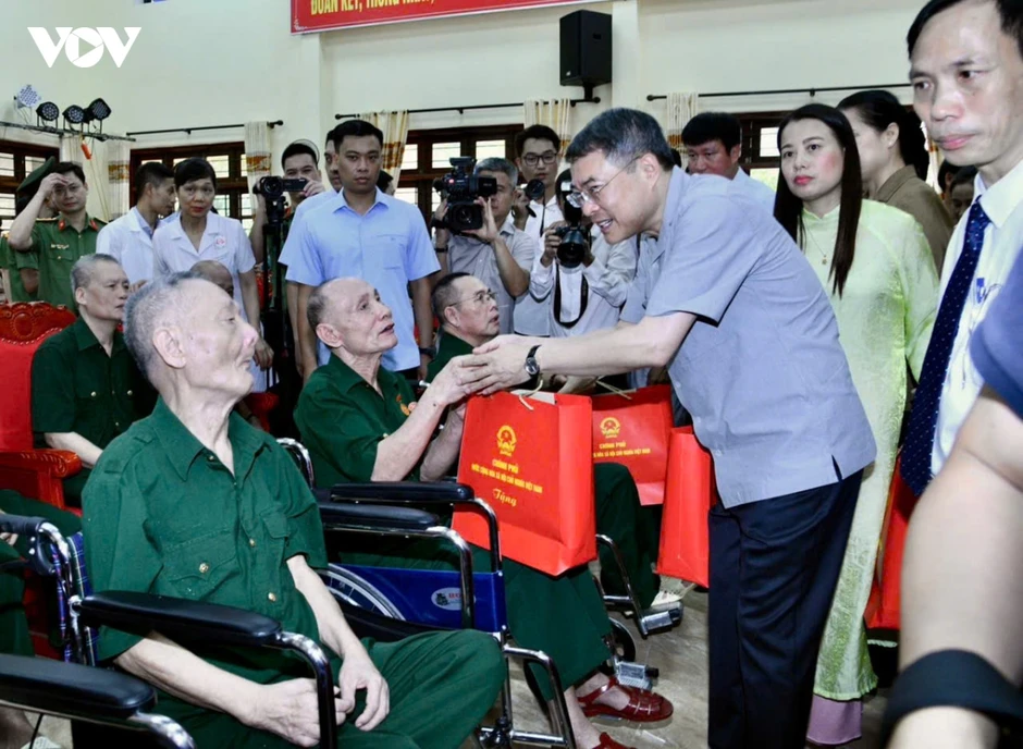 Thủ tướng thăm và tặng quà các thương bệnh binh ở Kim Bảng, Ninh Bình Thủ tướng thăm và tặng quà các thương bệnh binh ở Kim Bảng, Ninh Bình