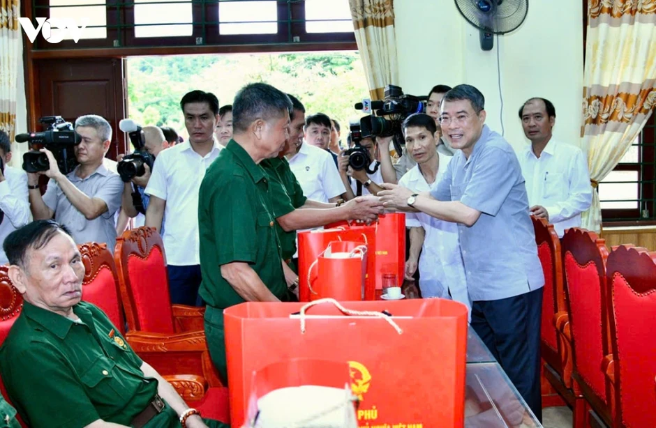 Thủ tướng thăm và tặng quà các thương bệnh binh ở Kim Bảng, Ninh Bình Thủ tướng thăm và tặng quà các thương bệnh binh ở Kim Bảng, Ninh Bình