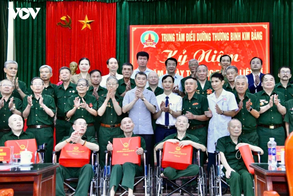 Thủ tướng thăm và tặng quà các thương bệnh binh ở Kim Bảng, Ninh Bình Thủ tướng thăm và tặng quà các thương bệnh binh ở Kim Bảng, Ninh Bình