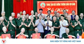 Thủ tướng thăm và tặng quà các thương bệnh binh ở Kim Bảng, Ninh Bình