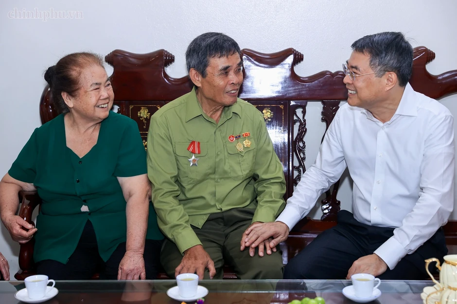 Thủ tướng thắp hương tri ân các Anh hùng liệt sỹ tại Lạng Sơn Thủ tướng thắp hương tri ân các Anh hùng liệt sỹ tại Lạng Sơn
