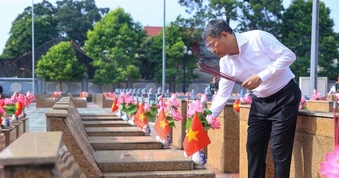 Thủ tướng thắp hương tri ân các Anh hùng liệt sỹ tại Lạng Sơn