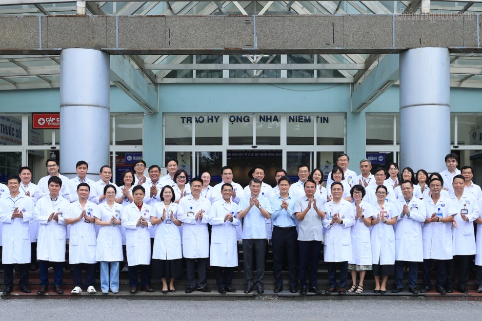 Thủ tướng trao quà của Tổng Bí thư, Chủ tịch nước tặng các bệnh nhi ung thư Thủ tướng trao quà của Tổng Bí thư, Chủ tịch nước tặng các bệnh nhi ung thư