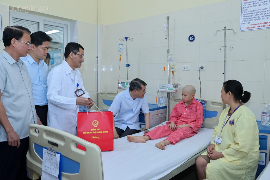 Thủ tướng trao quà của Tổng Bí thư, Chủ tịch nước tặng các bệnh nhi ung thư Thủ tướng trao quà của Tổng Bí thư, Chủ tịch nước tặng các bệnh nhi ung thư