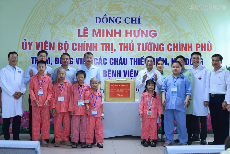 Thủ tướng trao quà của Tổng Bí thư, Chủ tịch nước tặng các bệnh nhi ung thư Thủ tướng trao quà của Tổng Bí thư, Chủ tịch nước tặng các bệnh nhi ung thư