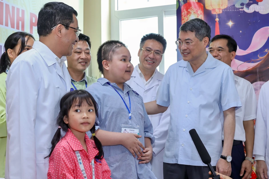 Thủ tướng trao quà của Tổng Bí thư, Chủ tịch nước tặng các bệnh nhi ung thư Thủ tướng trao quà của Tổng Bí thư, Chủ tịch nước tặng các bệnh nhi ung thư