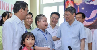 Thủ tướng trao quà của Tổng Bí thư, Chủ tịch nước tặng các bệnh nhi ung thư