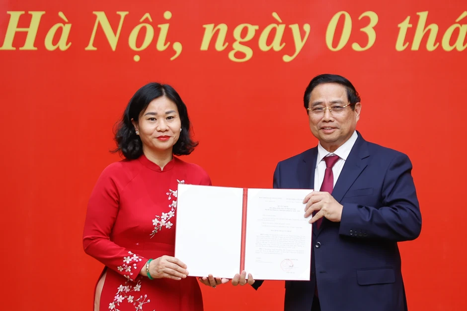 Thủ tướng trao quyết định bổ nhiệm 5 lãnh đạo bộ, Văn phòng Chính phủ Thủ tướng trao quyết định bổ nhiệm 5 lãnh đạo bộ, Văn phòng Chính phủ