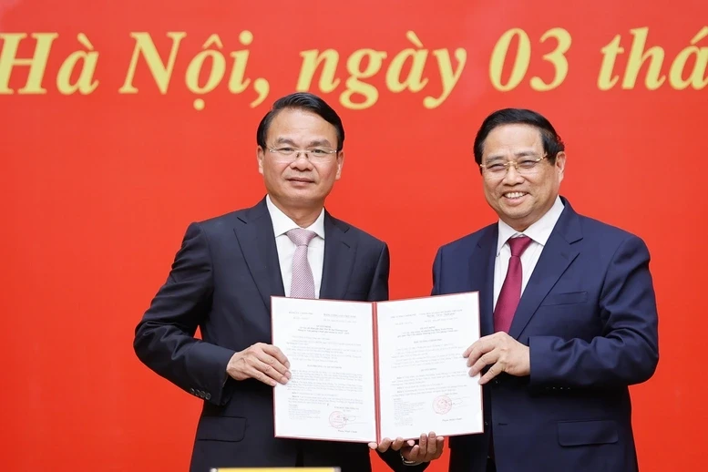 Thủ tướng trao quyết định bổ nhiệm 5 lãnh đạo bộ, Văn phòng Chính phủ Thủ tướng trao quyết định bổ nhiệm 5 lãnh đạo bộ, Văn phòng Chính phủ