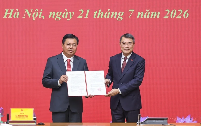 Thủ tướng trao quyết định giao Quyền Bộ trưởng Bộ Nội vụ Thủ tướng trao quyết định giao Quyền Bộ trưởng Bộ Nội vụ