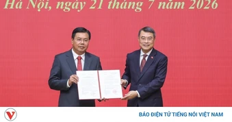 Thủ tướng trao quyết định giao Quyền Bộ trưởng Bộ Nội vụ