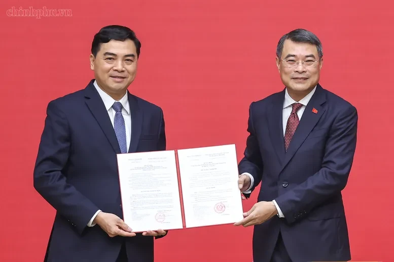 Thủ tướng trao quyết định về công tác cán bộ đối với Bộ Nội vụ và Bộ Dân tộc và Tôn giáo Thủ tướng trao quyết định về công tác cán bộ đối với Bộ Nội vụ và Bộ Dân tộc và Tôn giáo