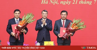 Thủ tướng trao quyết định về công tác cán bộ đối với Bộ Nội vụ và Bộ Dân tộc và Tôn giáo