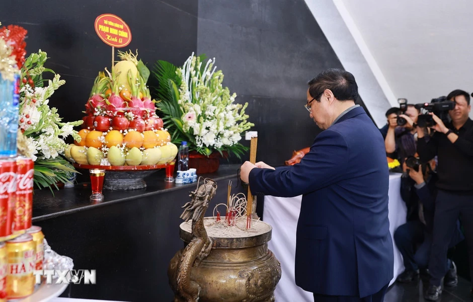 Thủ tướng tưởng nhớ Chủ tịch Hồ Chí Minh và các Anh hùng, liệt sỹ ở Điện Biên Thủ tướng tưởng nhớ Chủ tịch Hồ Chí Minh và các Anh hùng, liệt sỹ ở Điện Biên