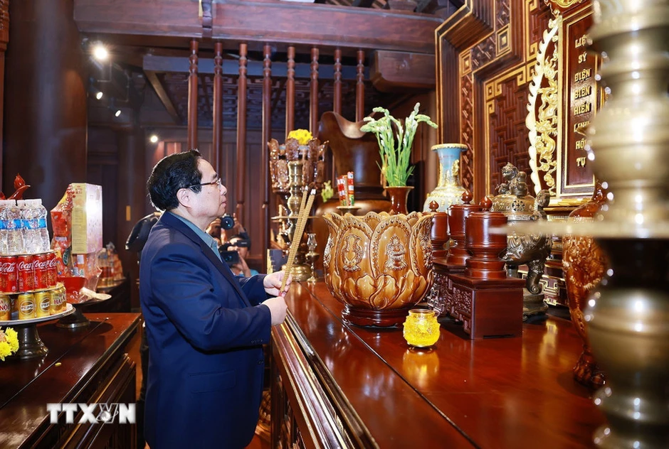 Thủ tướng tưởng nhớ Chủ tịch Hồ Chí Minh và các Anh hùng, liệt sỹ ở Điện Biên Thủ tướng tưởng nhớ Chủ tịch Hồ Chí Minh và các Anh hùng, liệt sỹ ở Điện Biên