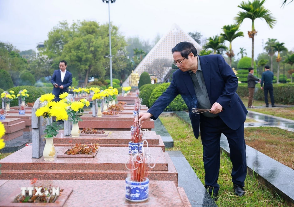Thủ tướng tưởng nhớ Chủ tịch Hồ Chí Minh và các Anh hùng, liệt sỹ ở Điện Biên Thủ tướng tưởng nhớ Chủ tịch Hồ Chí Minh và các Anh hùng, liệt sỹ ở Điện Biên