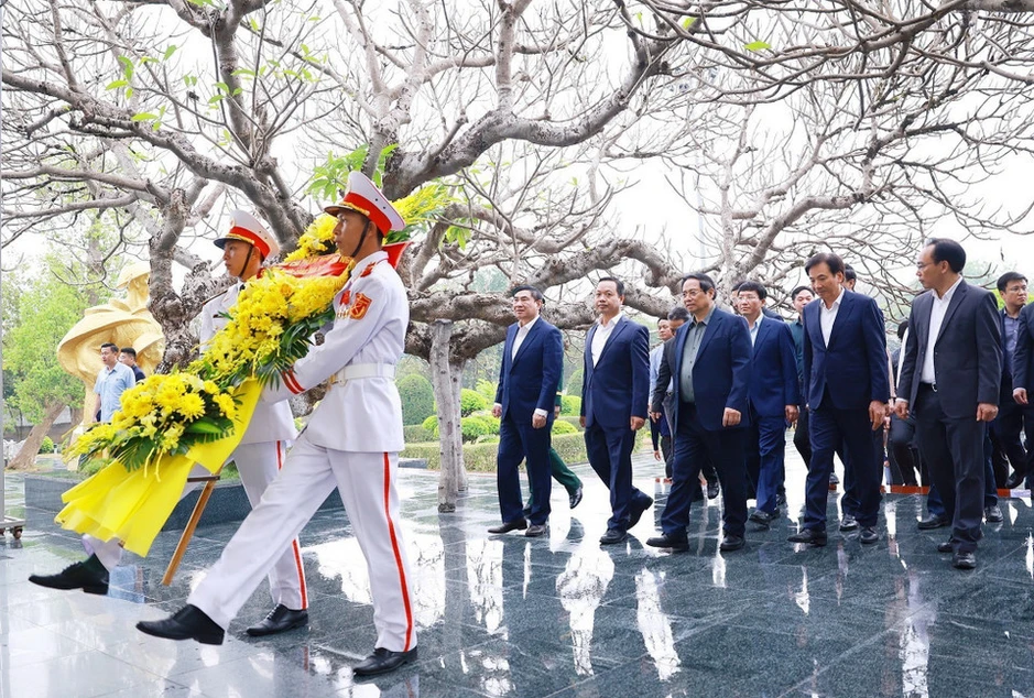 Thủ tướng tưởng nhớ Chủ tịch Hồ Chí Minh và các Anh hùng, liệt sỹ ở Điện Biên Thủ tướng tưởng nhớ Chủ tịch Hồ Chí Minh và các Anh hùng, liệt sỹ ở Điện Biên