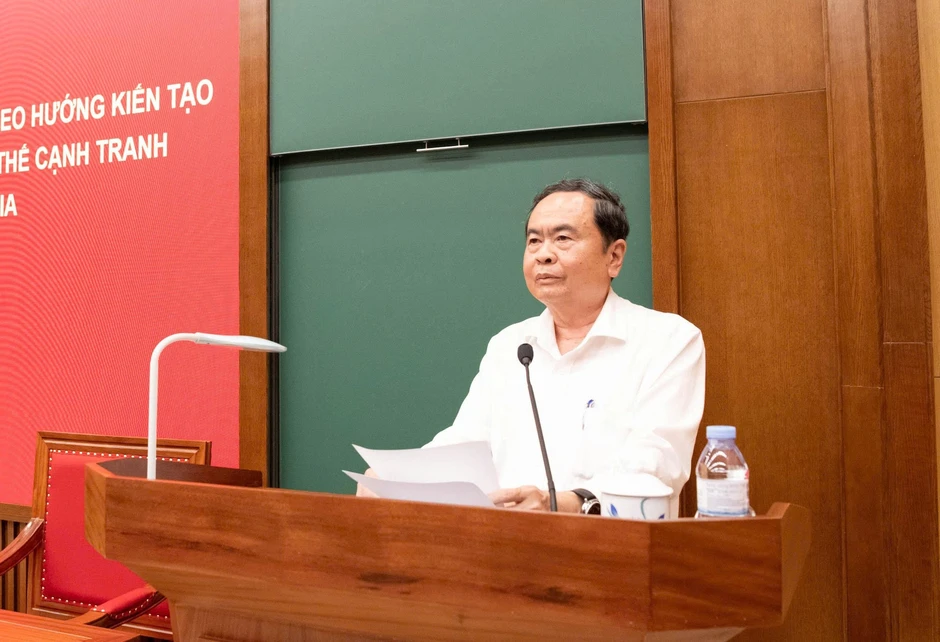 Thủ tướng và Chủ tịch Quốc hội trao đổi với các ủy viên Trung ương Đảng