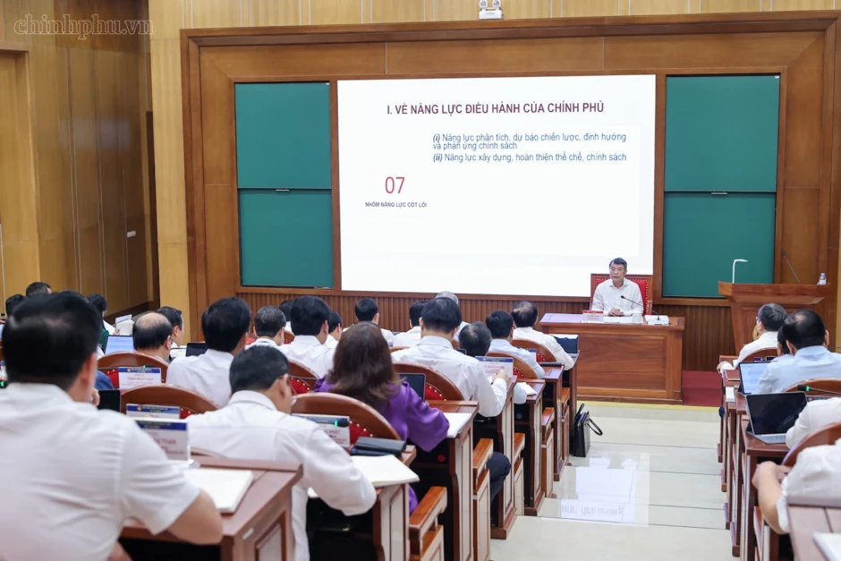 Thủ tướng và Chủ tịch Quốc hội trao đổi với các ủy viên Trung ương Đảng