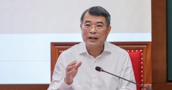 Thủ tướng và Chủ tịch Quốc hội trao đổi với các ủy viên Trung ương Đảng
