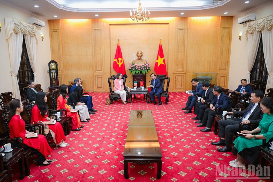 Thúc đẩy hợp tác nghiên cứu, đào tạo, bồi dưỡng nguồn nhân lực giữa Việt Nam-Ireland Thúc đẩy hợp tác nghiên cứu, đào tạo, bồi dưỡng nguồn nhân lực giữa Việt Nam-Ireland