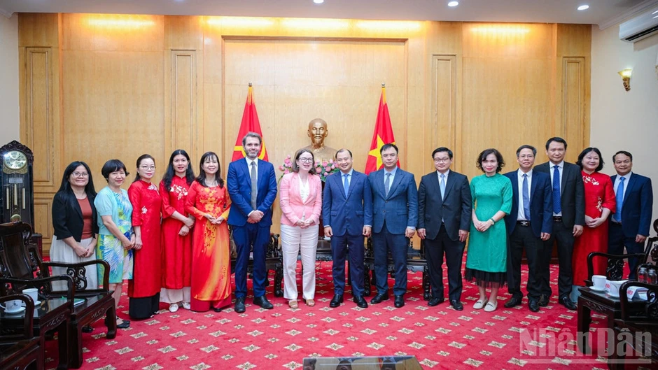 Thúc đẩy hợp tác nghiên cứu, đào tạo, bồi dưỡng nguồn nhân lực giữa Việt Nam-Ireland Thúc đẩy hợp tác nghiên cứu, đào tạo, bồi dưỡng nguồn nhân lực giữa Việt Nam-Ireland