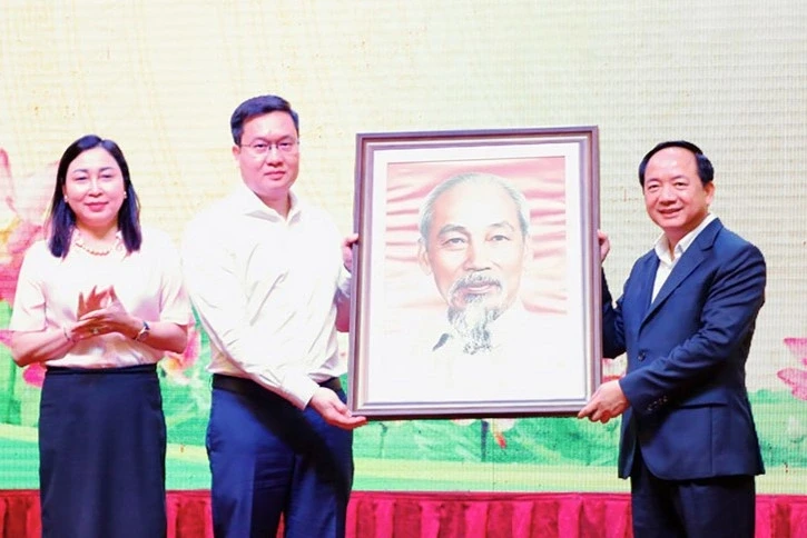Thực hiện nhất quán quan điểm của Đảng về công tác dân tộc, tôn giáo Thực hiện nhất quán quan điểm của Đảng về công tác dân tộc, tôn giáo