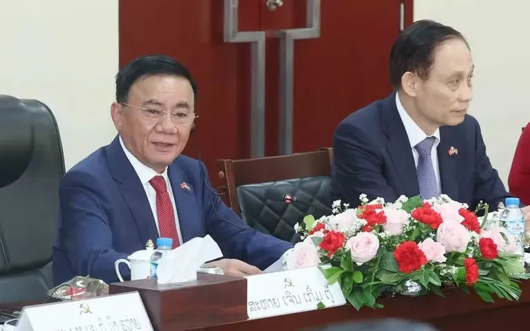 Thường trực Ban Bí thư chứng kiến Lễ trao các văn kiện hợp tác Việt Nam-Lào Thường trực Ban Bí thư chứng kiến Lễ trao các văn kiện hợp tác Việt Nam-Lào