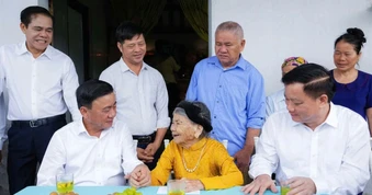 Thường trực Ban Bí thư dâng hương tưởng nhớ Chủ tịch Hồ Chí Minh