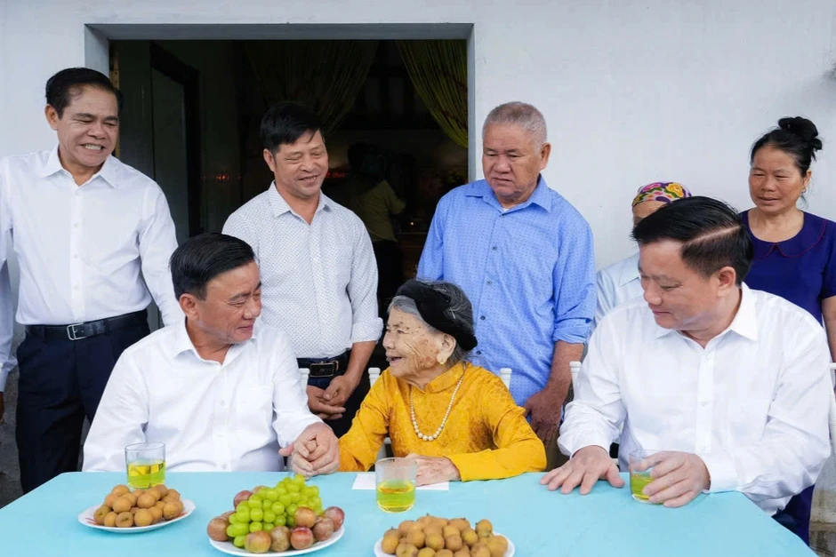 Thường trực Ban Bí thư dâng hương tưởng nhớ Chủ tịch Hồ Chí Minh Thường trực Ban Bí thư dâng hương tưởng nhớ Chủ tịch Hồ Chí Minh
