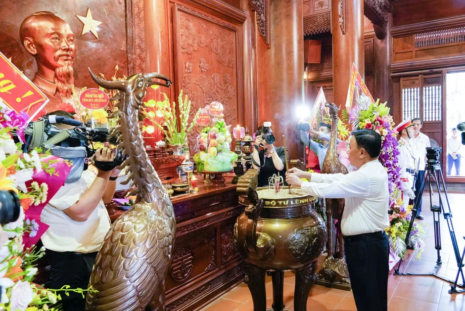 Thường trực Ban Bí thư dâng hương tưởng nhớ Chủ tịch Hồ Chí Minh Thường trực Ban Bí thư dâng hương tưởng nhớ Chủ tịch Hồ Chí Minh