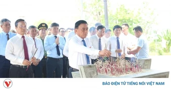Thường trực Ban Bí thư dâng hương tưởng niệm các anh hùng, liệt sĩ tại Điện Biên