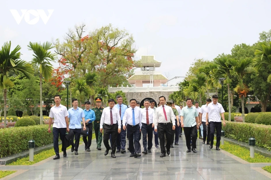 Thường trực Ban Bí thư dâng hương tưởng niệm các anh hùng, liệt sĩ tại Điện Biên