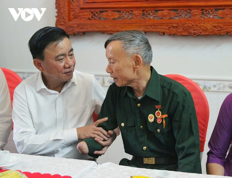 Thường trực Ban Bí thư dâng hương tưởng niệm các anh hùng, liệt sĩ tại Điện Biên