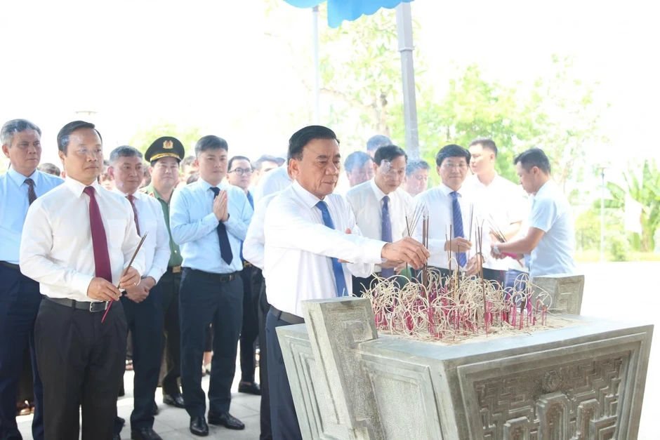 Thường trực Ban Bí thư dâng hương tưởng niệm các anh hùng, liệt sĩ tại Điện Biên