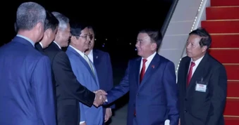 Thường trực Ban Bí thư đến sân bay Techo, bắt đầu thăm chính thức Campuchia