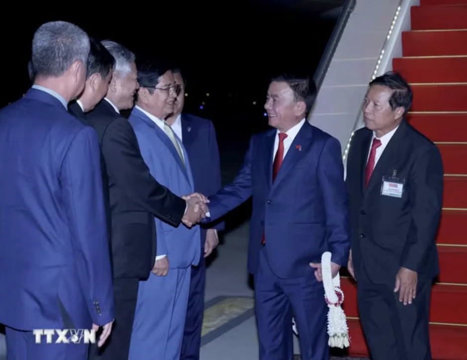 Thường trực Ban Bí thư đến sân bay Techo, bắt đầu thăm chính thức Campuchia Thường trực Ban Bí thư đến sân bay Techo, bắt đầu thăm chính thức Campuchia