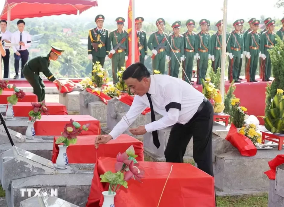 Thường trực Ban Bí thư dự Lễ truy điệu, an táng hài cốt liệt sỹ tại tỉnh Hà Tĩnh
