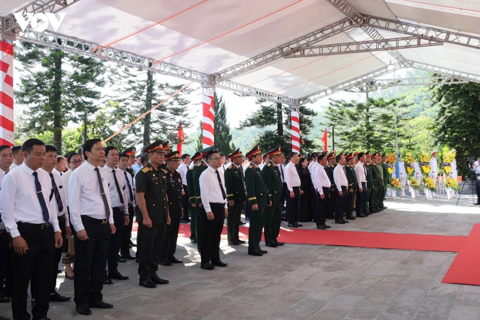 Thường trực Ban Bí thư dự Lễ truy điệu, an táng hài cốt liệt sĩ tại tỉnh Hà Tĩnh Thường trực Ban Bí thư dự Lễ truy điệu, an táng hài cốt liệt sĩ tại tỉnh Hà Tĩnh