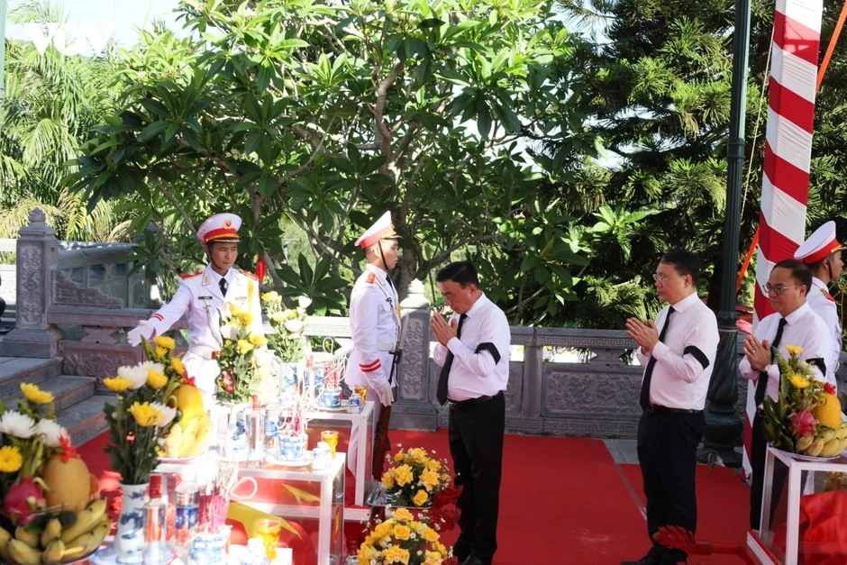 Thường trực Ban Bí thư dự Lễ truy điệu, an táng hài cốt liệt sĩ tại tỉnh Hà Tĩnh Thường trực Ban Bí thư dự Lễ truy điệu, an táng hài cốt liệt sĩ tại tỉnh Hà Tĩnh
