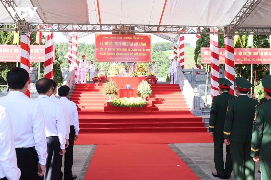 Thường trực Ban Bí thư dự Lễ truy điệu, an táng hài cốt liệt sĩ tại tỉnh Hà Tĩnh Thường trực Ban Bí thư dự Lễ truy điệu, an táng hài cốt liệt sĩ tại tỉnh Hà Tĩnh
