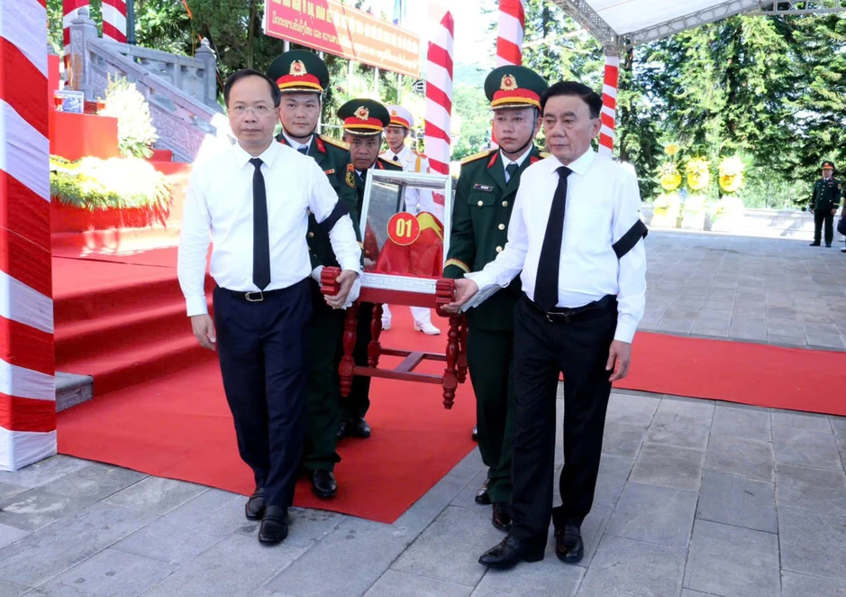 Thường trực Ban Bí thư dự lễ truy điệu, an táng liệt sĩ tại Hà Tĩnh