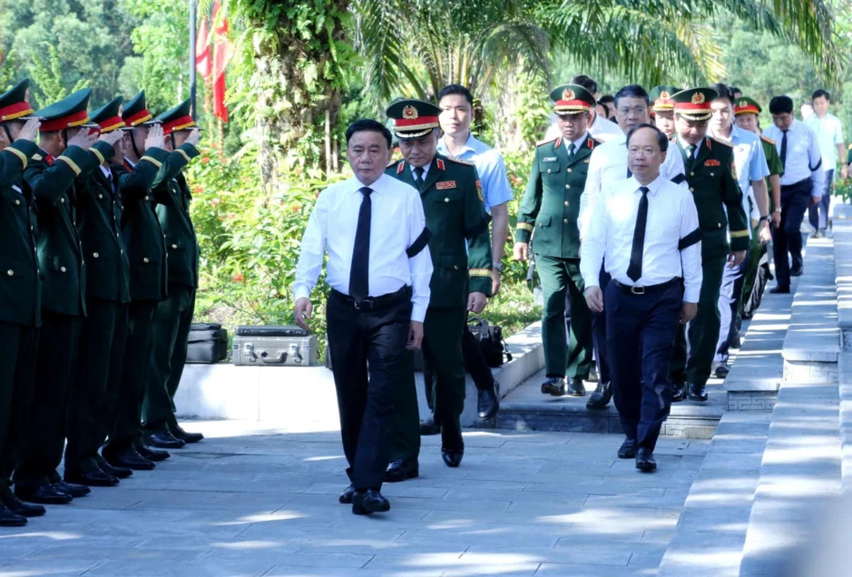 Thường trực Ban Bí thư dự lễ truy điệu, an táng liệt sĩ tại Hà Tĩnh