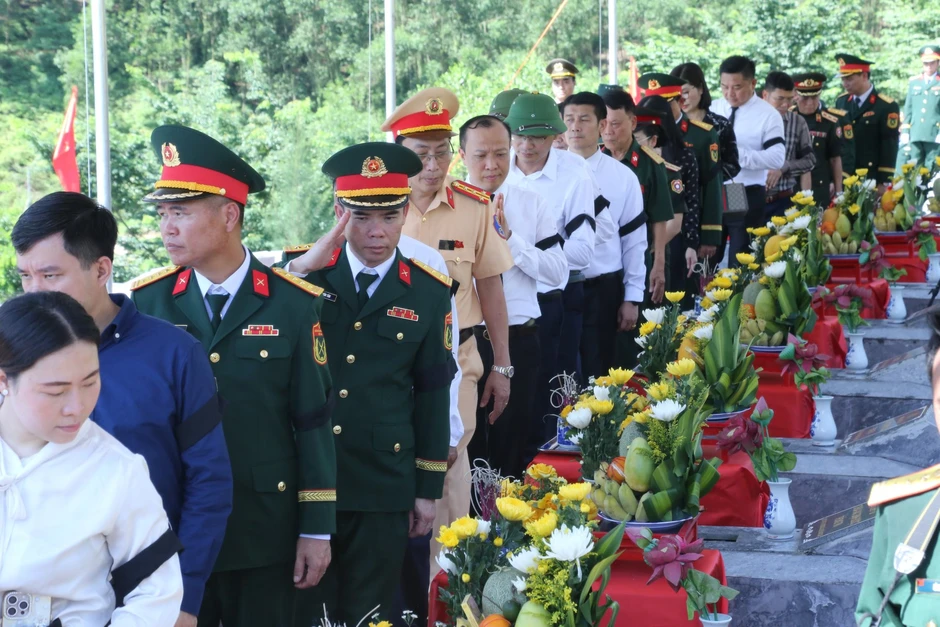 Thường trực Ban Bí thư dự lễ truy điệu, an táng liệt sĩ tại Hà Tĩnh
