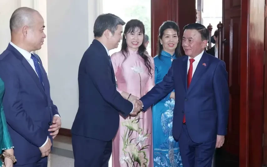 Thường trực Ban Bí thư gặp gỡ cán bộ Đại sứ quán và cộng đồng người Việt tại Lào Thường trực Ban Bí thư gặp gỡ cán bộ Đại sứ quán và cộng đồng người Việt tại Lào