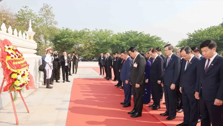 Thường trực Ban Bí thư gặp gỡ cán bộ Đại sứ quán và cộng đồng người Việt tại Lào Thường trực Ban Bí thư gặp gỡ cán bộ Đại sứ quán và cộng đồng người Việt tại Lào