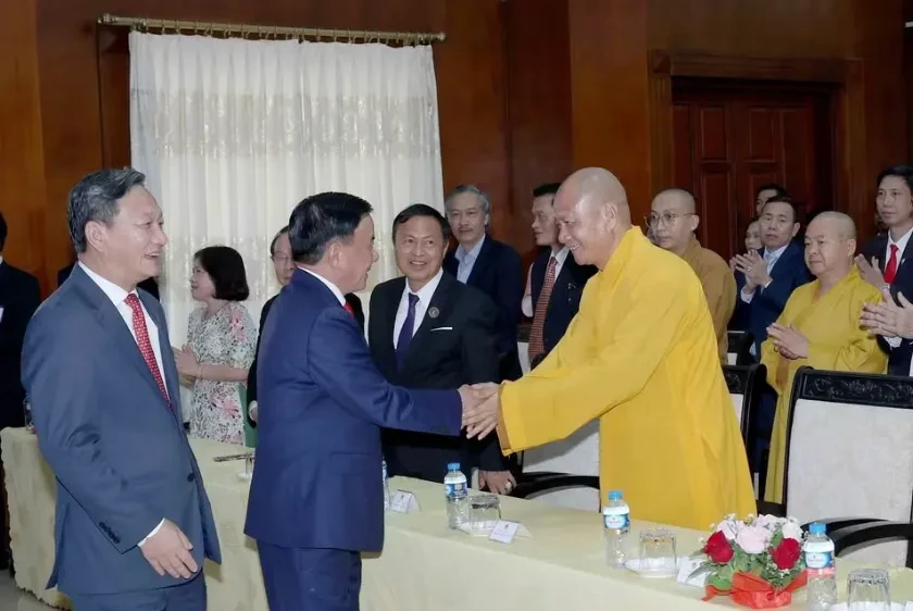 Thường trực Ban Bí thư gặp gỡ cán bộ Đại sứ quán và cộng đồng người Việt tại Lào Thường trực Ban Bí thư gặp gỡ cán bộ Đại sứ quán và cộng đồng người Việt tại Lào