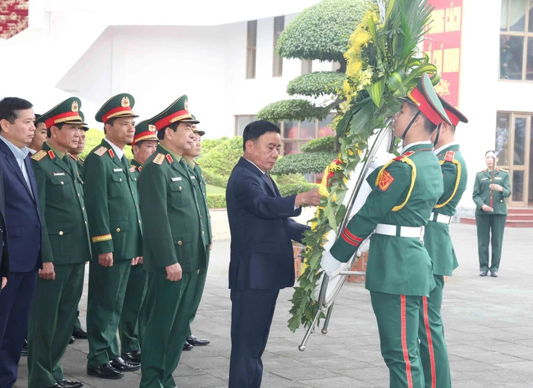 Thường trực Ban Bí thư Trần Cẩm Tú chủ trì làm việc với Ban Thường vụ Đảng ủy Quân đoàn 12