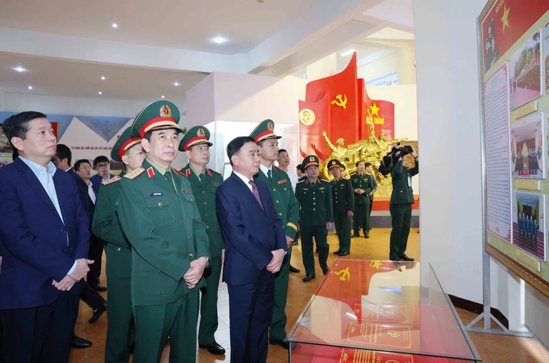 Thường trực Ban Bí thư Trần Cẩm Tú chủ trì làm việc với Ban Thường vụ Đảng ủy Quân đoàn 12