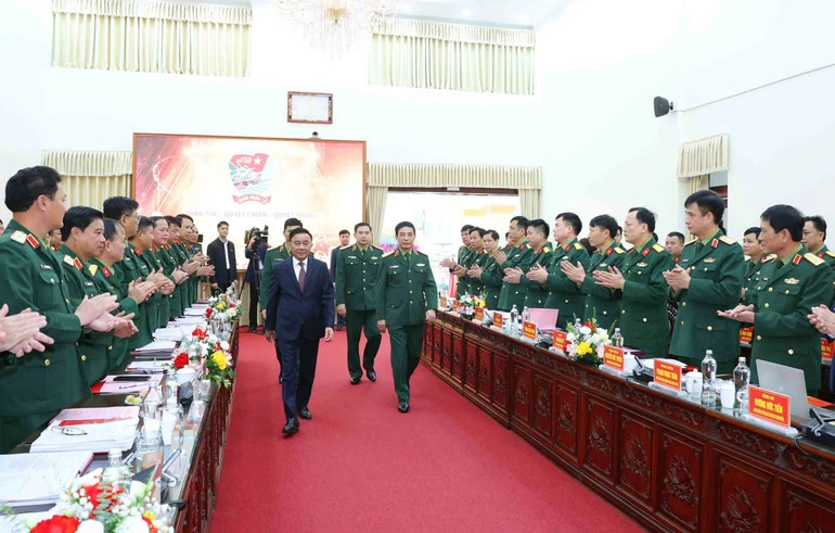 Thường trực Ban Bí thư Trần Cẩm Tú chủ trì làm việc với Ban Thường vụ Đảng ủy Quân đoàn 12
